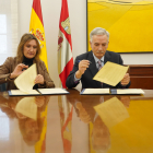 La consejera de Educación, Rocío Lucas, firma un convenio de colaboración con el presidente de la Asociación Española contra el Cáncer en Castilla y León Artemio Domínguez. MIRIAM CHACÓN