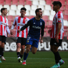 Thomas Carrique, de la SD Ponferradina, celebra el tercer gol de su equipo en Logroño. L. DE LA MATA