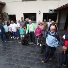 Algunos vecinos de Guímara en la terraza del bar del pueblo cuando buscaba a alguien que reabriera sus puertas. L. DE LA MATA