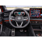 Interior completamente nuevo, con mejores materiales y acabados, generosas pantallas informativas y mando giratorio en la consola central para seleccionar el modo de conducción. VW