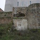 El director de patrimonio firma el inicio de la restauración de la muralla de Astorga. FERNANDO OTERO