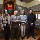 Gonzalo Santonja con los alcaldes de los pueblos afectados. ICAL