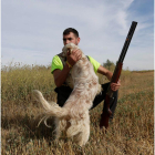 Un cazador junto a su perro en una jornada de caza. FERNANDO OTERO