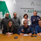 Imagen del equipo del Gobierno del PP de Astorga, ayer durante la rueda de prensa. MEDINA