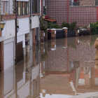 Un vecino afectado observa la crecida del rio Cega en Viana de Cega (Valladolid). NACHO GALLEGO