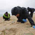 Dos voluntarios limpian las playas gallegas. LAVANDEIRA JR