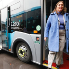 María González Corral, en uno de los nuevos autobuses de Alsa. RAMIRO