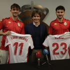 Luis Bilbao y Fabio Blanco blanquean  al director deportivo José Manzanera en su presentación como jugadores de la Cultural. FERNANDO OTERO