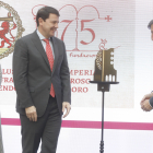 Adriana Ulibarri, Alfonso Fernández Mañueco y Gonzalo González Cayón, en la entrega del Premio Diario de León. RAMIRO