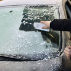 Una persona rasca el hielo del parabrisas de su coche. RAQUEL MANZANARES