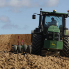 Imagen de un tractor realizando labores agrícolas en la provincia de León. JESÚS F. SALVADORES