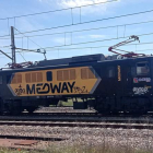 Una locomotora de Medway maniobra en las vías de la estación de Villadangos. DL