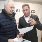 José Álvarez e Iván Alonso, presidente y secretario general de Coalición por el Bierzo, hoy en la sede del partido. L. DE LA MATA