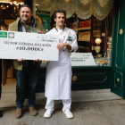 El ganador del concurso del roscón de Reyes recibe el cheque de 10.000 euros. RAMIRO