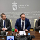 El presidente de la Diputación de León, Álvarez Courel, y el diputado de Hacienda, Santiago Dorado, presentan el proyecto de presupuestos para 2024. PEIO GARCÍA