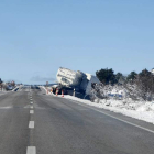 Un camión fuera de la N-122 a consecuencia del temporal en Soria. CONCHA ORTEGA