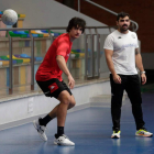 Luis Puertas dirigirá los entrenamientos del Ademar mientras Gordo esté con Turquía. FERNANDO OTERO