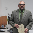 El veterinario Carlos César Pérez, con un ejemplar de su discurso de entrada en la Academia de Ciencias Veterinarias de Castilla y León. J. NOTARIO
