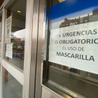 Cartel con la obligatoriedad de usar mascarilla en el centro de salud de José Aguado. RAMIRO