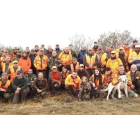 Foto de familia de los participantes en la Montería Solidaria celebrada hace unas fechas en el coto de caza de Viforcos. DL