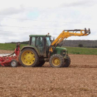 Imagen de un tractor realizando labores agrícolas en la provincia de León. DL