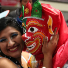 Una mujer posa junto al Pepino, el personaje más popular del carnaval de la capital boliviana. LUIS GANDARILLAS