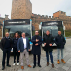 El alcalde  de Ponferrada, Marco Morala (centro), con el edil de Transportes, Carlos Fernández, el teniente alcalde Iván Alonso y los responsables del servicio con los dos nuevos autobuses frente al castillo. ANA F. BARREDO