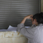 Una alumna repasa el temario antes de un examen en la Universidad de León. FERNANDO OTERO