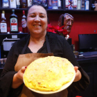 Carmen Oblanca, la cocinera, del León Antiguo, con una de las tortillas alabadas por la guía. RAMIRO