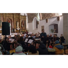 Actuación de la banda de música de Cistierna en la iglesia de San Vicente de Puebla de Lillo. CAMPOS