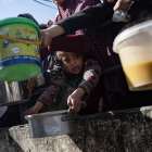 Niños hambrientos piden comida. HAITHAM IMAD