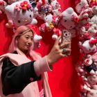 Una joven se hace un selfie en la exposición con la Hello Kitty de protagonista. JUDITH MORA