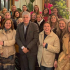 Diego, en el centro, junto a las emprendedoras del CEL. DL