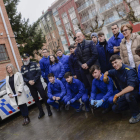 Diez y el intendente, junto a los alumnos del módulo y profesores del Giner de los Ríos. MARÍA FUENTES