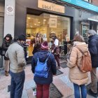 Ruta teatralizada por establecimientos de comercio justo en León en Navidad. DL