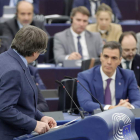 Puigdemont se dirige a Pedro Sánchez en una intervención en el Parlamento Europeo. RONALD WITTEC