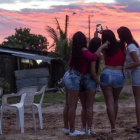 Cuatro prostitutas venezolanas se hacen un selfi en la localidad de Calamar, en Colombia. EFE