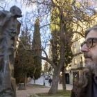 Luis García Jambrina ante la escultura de Unamuno en Salamanca