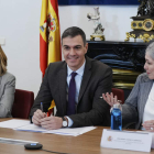 Pilar Alegría, Pedro Sánchez y la presidenta del Consejo Escolar, Encarna Cuenca. BORJA SÁNCHEZ-TRILLO