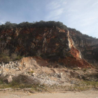 Aspecto que presentaba ayer la cantera abandonada de la Estrella, cerca de la localidad de San Juan de Paluezas (Borrenes). ANA F. BARREDO