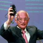 El comisario Verheugen muestra varios cargadores en 2009. O. HOSLET