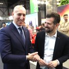 El secretario general del PSCyL y portavoz en las Cortes, Luis Tudanca, junto al alcalde de León, José Antonio Diez, en Fitur. JUAN LÁZARO