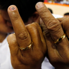 Una pareja muestra sus anillos después de haber contraído matrimonio. FRANCIS R. MALASIG