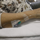 Una paciente recibe tratamiento contra el cáncer en el Hospital de León. MARCIANO PÉREZ