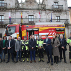 Autoridades autonómicas y municipales, junto a parte del equipo de Bomberos de Ponferrada. L. DE LA MATA