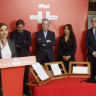 La directora de El País, Pepa Bueno (i), pronuncia un discurso durante el acto en el que el periodista Iñaki Gabilondo (3d) ha depositado su legado en la Caja de Las letras del Instituto Cervantes