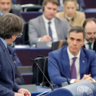 Carles Puigdemont se dirige a Pedro Sánchez durante una intervención en el Parlamento Europeo. EFE