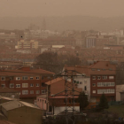 León, cubierto de partículas de polvo procedente del Sáhara en un episodio anterior.