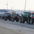 Los tractores circulan por el interior del polígono industrial de Villadangos