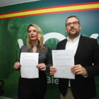 Patricia González y Gerardo González, los dos concejales de Vox en Ponferrada, muestra los decretos firmados por el alcalde y después revocados sin someterse al Pleno, con sus nombramientos como concejales de Cultura y Formación y Empleo.